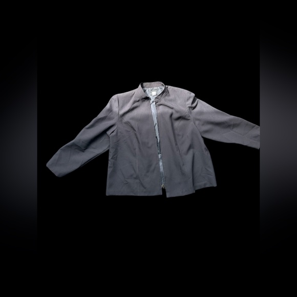 ✨Black lightweight polyester jacket with a relaxed fit✨ - Picture 1 of 5